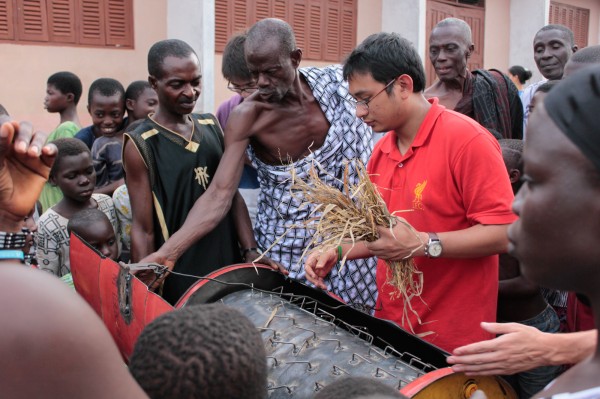 Edward tells Hazwan some of his thoughts on the rice threshing machine.